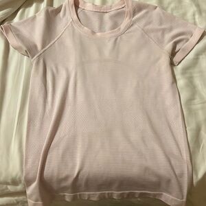 Size 6 lululemon strawberry milkshake swiftly tech 2.0 short sleeve waist length